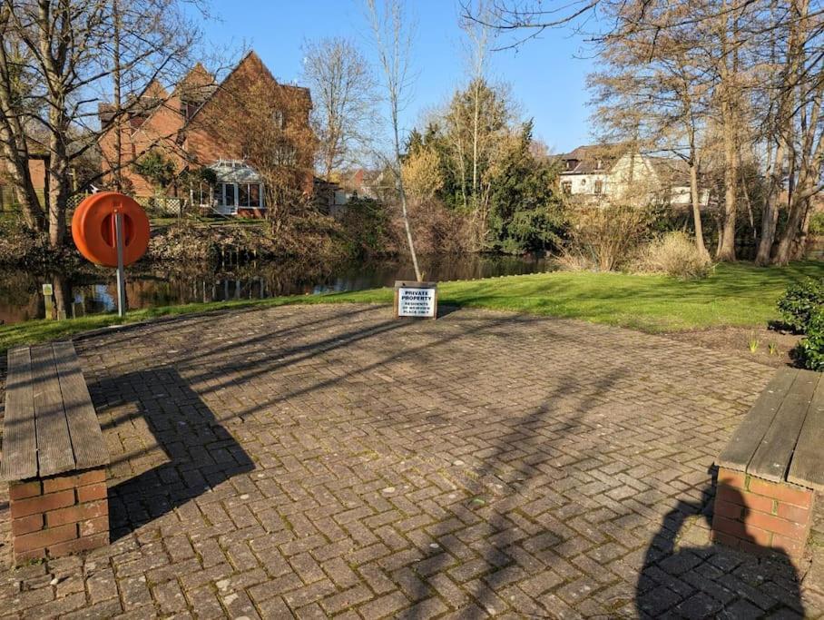 Ббббб Godalming Kültér fotó
